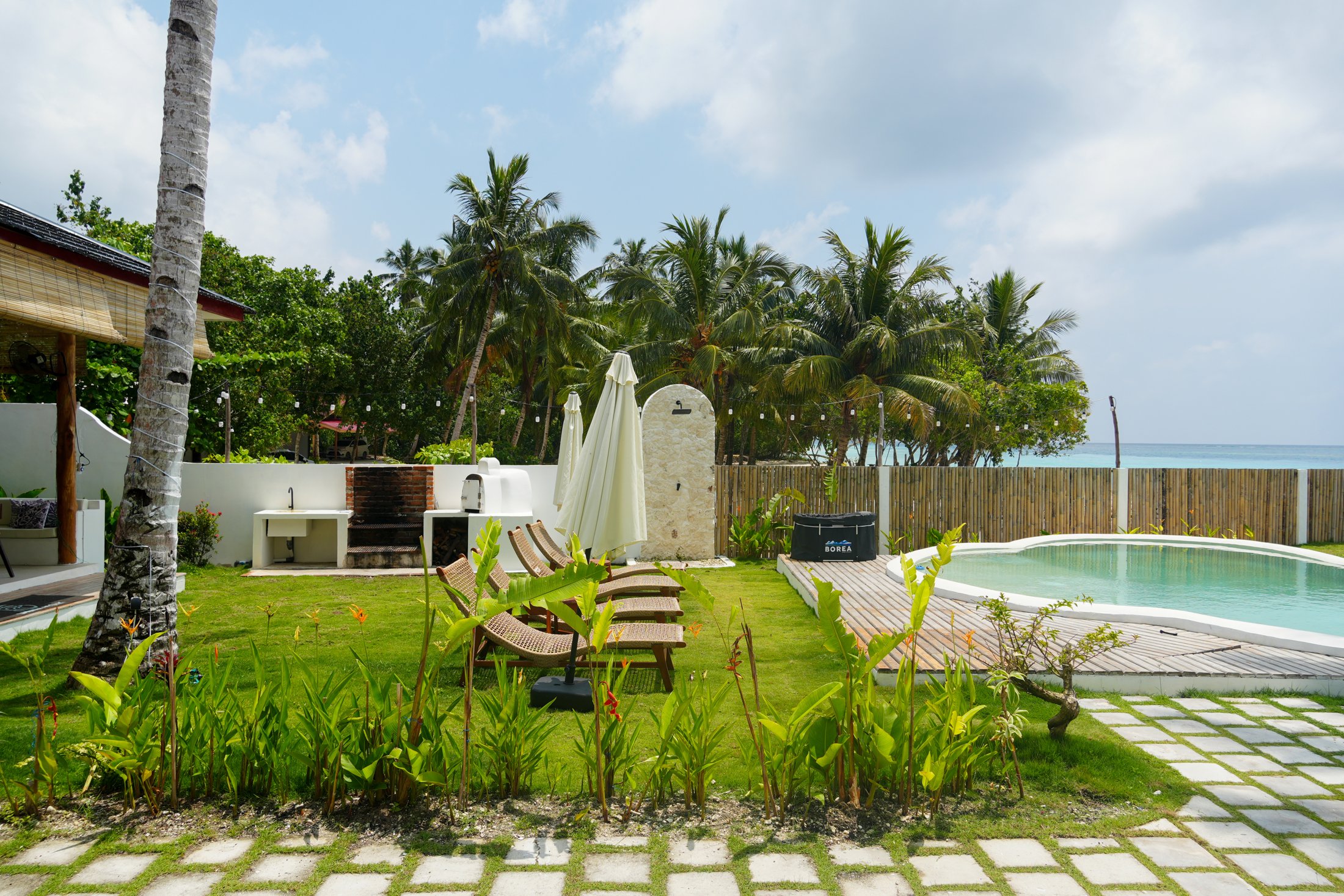 Piscina y jardín de Ombara Resort Mentawai junto al mar