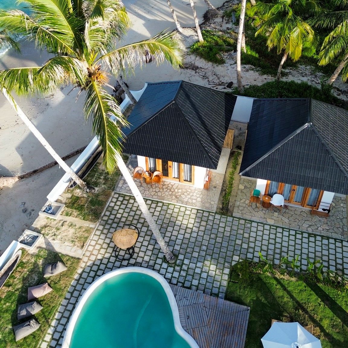 Vista aérea de los bungalós y piscina de Ombara Resort Mentawai
