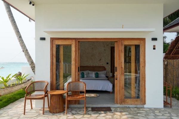 Terraza de bungaló con cama doble en Ombara Resort Mentawai