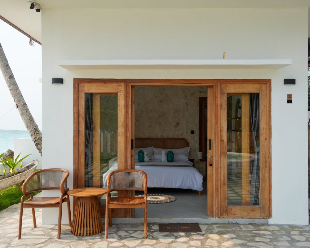 Terraza de bungaló con cama doble en Ombara Resort Mentawai