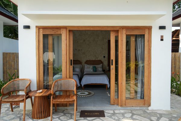 Terraza de bungaló con dos camas individuales en Ombara Resort Mentawai