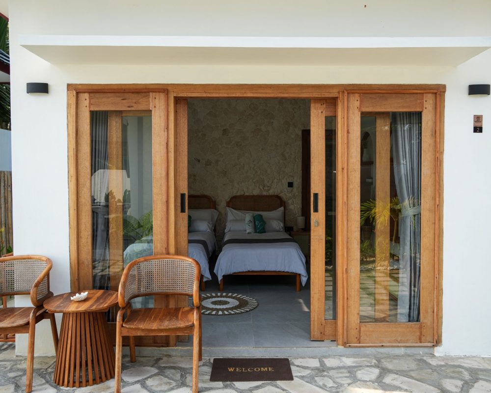 Terraza de bungaló con dos camas individuales en Ombara Resort Mentawai