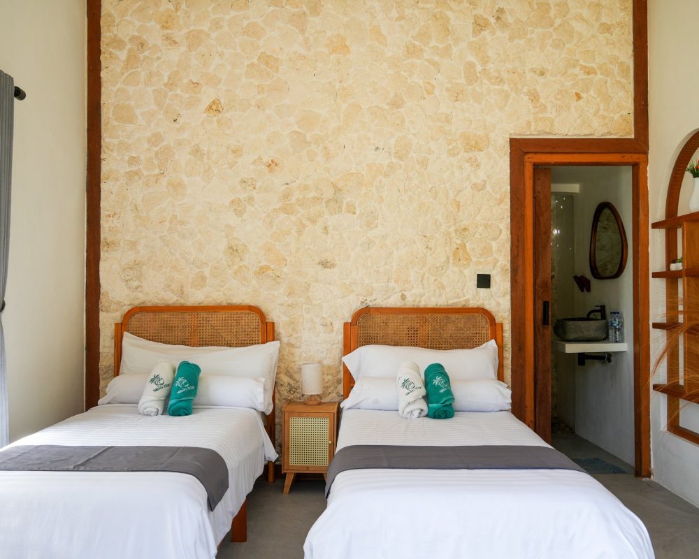 Habitación con dos camas individuales en Ombara Resort Mentawai